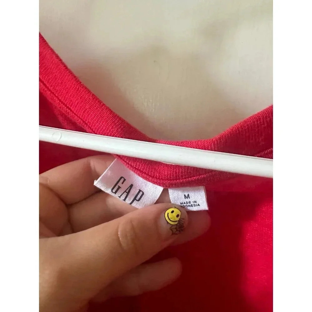 GAP Women’s size medium red t-shirt - Picture 4 of 6